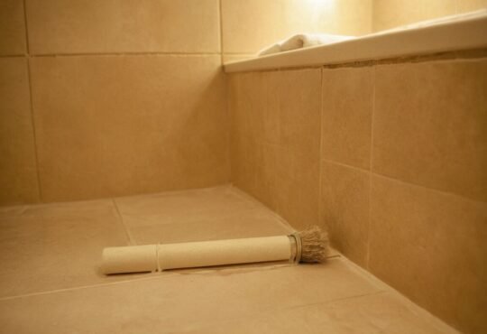 Fugen erneuern ohne auskratzen: Effektive Methoden für ein sauberes Ergebnis