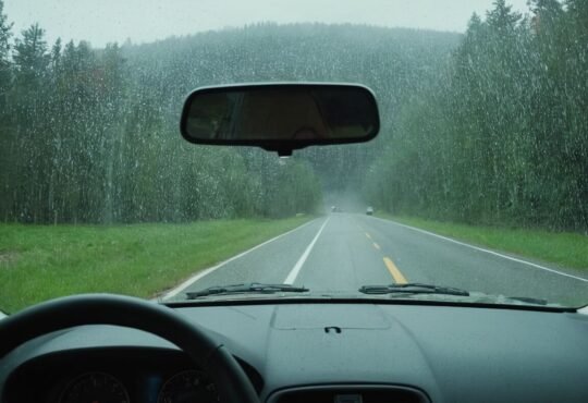 Wie können Sie ausreichende Sicht durch die Frontscheibe erhalten: Tipps für sicheres Fahren