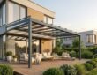 Anthrazitfarbene Terrassenüberdachung aus Aluminium mit Glasdach über einer Holzterrasse am Einfamilienhaus